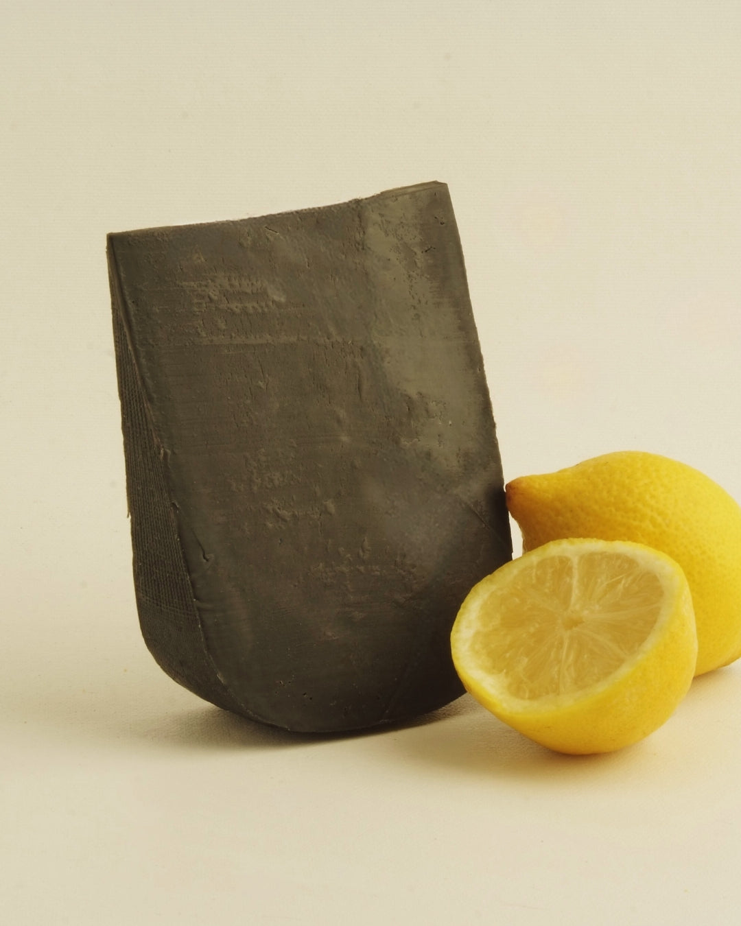 Formatge de vaca amb carbó i llimona 250g